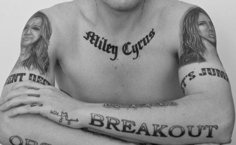 Tatuagem com o nome da cantora Miley Cyrus. Foto: Reprodução