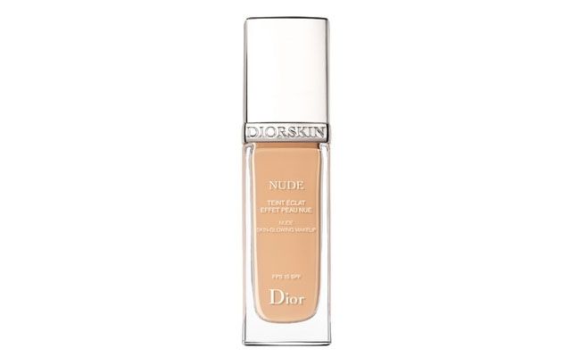 Base Dior por R$ 227 na <a href="http://www.freeitalia.com.br/produto/8329/base+diorskin+nude+effet+peau+nue+fps+15" target="blank_">Free Itália</a>