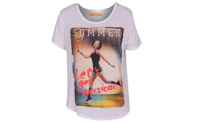 T-shirt branca Sommer por R$89 na <a href="http://www.fashiondelivery.com.br/blusa-sommer-mc-est-branco-216556/p" target="blank_">Fashion Delivery</a>