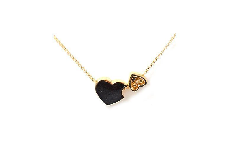 Colar de corrente fina e pingente de corações pequenos por R$49 na <a href="http://www.accessorize.com.br/colar-curto-double-heart-dourado-3555/p?cc=48" target="_blank">Accessorize</a>