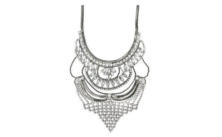 Maxicolar de strass por R$368 na <a href="http://www.lavalentina.com.br/prod/1581/colar-onix-luxo-cristal" target="_blank">La Valentina</a>