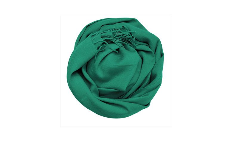 Pashmina lisa por R$89 na <a href="http://www.capitollium.com.br/produto/AMBICIONE--PASHMINA-VISCOSE-LISA-60-X-180-COM-FRANJA--VERDE-148973?atributo=158:VERDE" target="_blank">Capitollium</a>