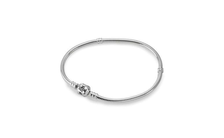 Pulseira para berloques Pandora por R$245 na <a href="https://www.pandorajoias.com.br/prod/bracelete-de-prata-de-lei_590702HV.html?v=590702HV-17&bread=468357" target="_blank">Pandora</a>