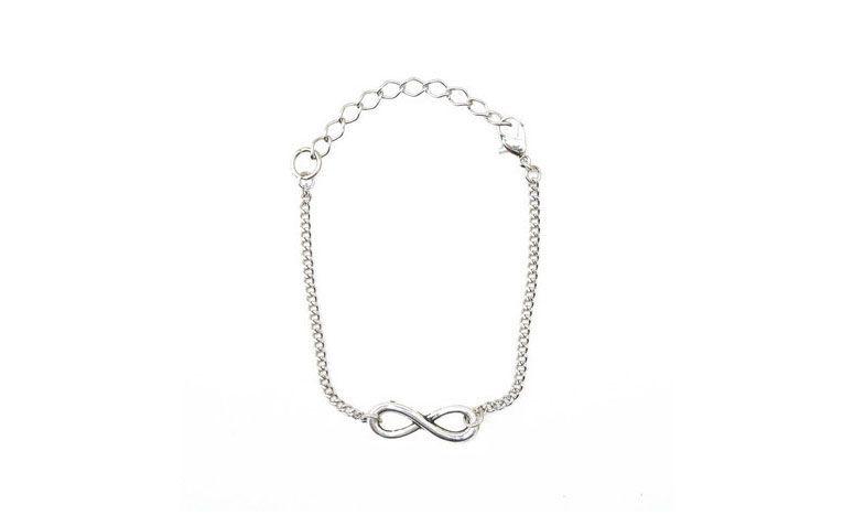 Pulseira de corrente fina com símbolo do infinito por R$24 na <a href="http://www.lacosdefilo.com/pd-6a160-pulseira-infinito-prateada.html?ct=18999&p=1&s=1" target="_blank">Laços de Filó</a>