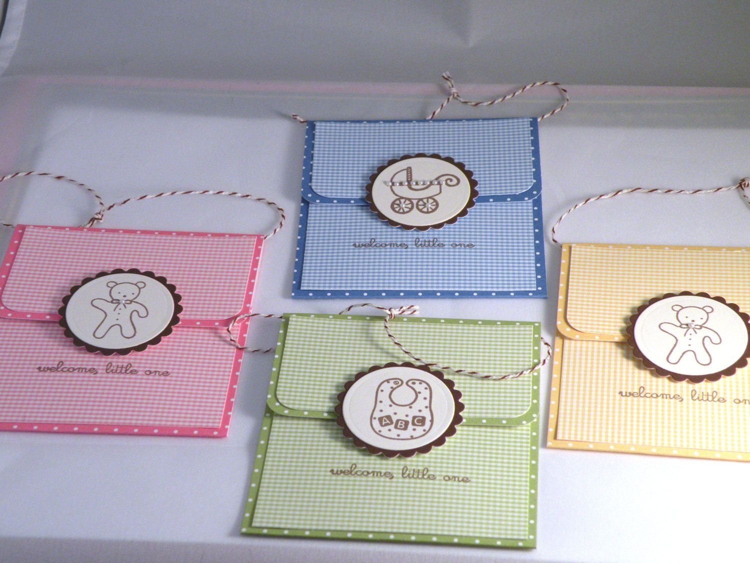 Foto: Reprodução / <a href="https://www.etsy.com/pt/listing/125425276/hand-made-baby-shower-gift-card-holder?ref=shop_home_active_5" target="_blank">Etsy</a>