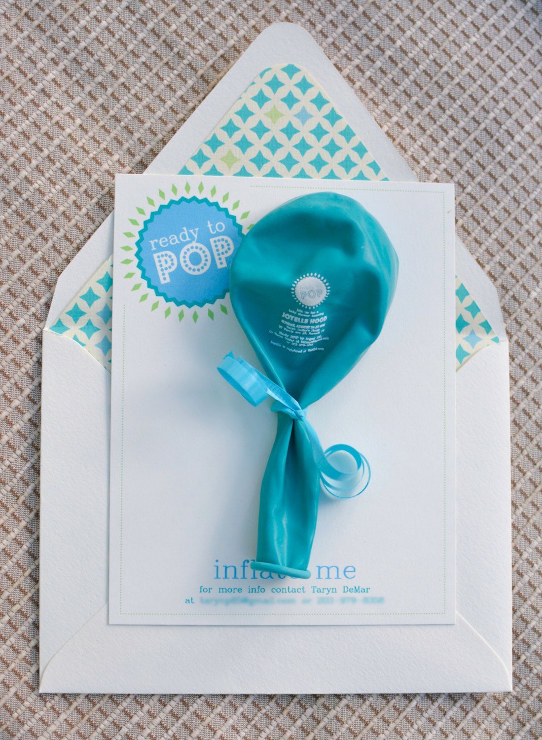 Foto: Reprodução / <a href="https://www.etsy.com/listing/198006972/25-ready-to-pop-baby-shower-invitation?utm_source=Pinterest&utm_medium=PageTools&utm_campaign=Share" target="_blank">Etsy</a>