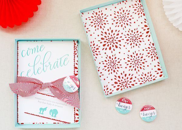 Foto: Reprodução / <a href="http://ohsobeautifulpaper.com/2013/11/maggie-trevors-campaign-inspired-baby-shower-the-invitations/" target="_blank">Oh so beautiful paper</a>