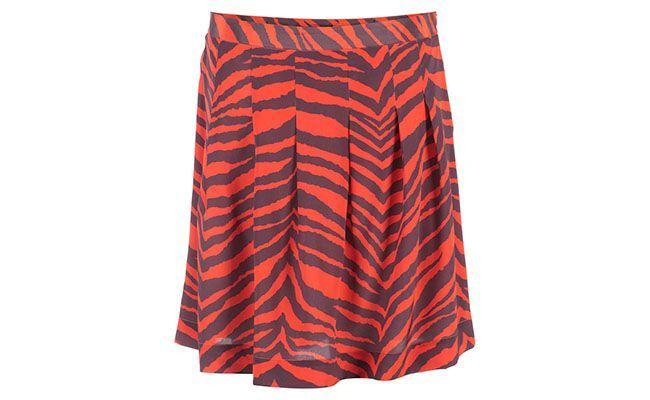 Saia acima do joelho e estampada Mixed por R$359,50 na <a href="http://www.e-closet.com.br/item/saia-de-seda-zebra-vermelha-mixed-10957.html" target="blank_">E-Closet</a>