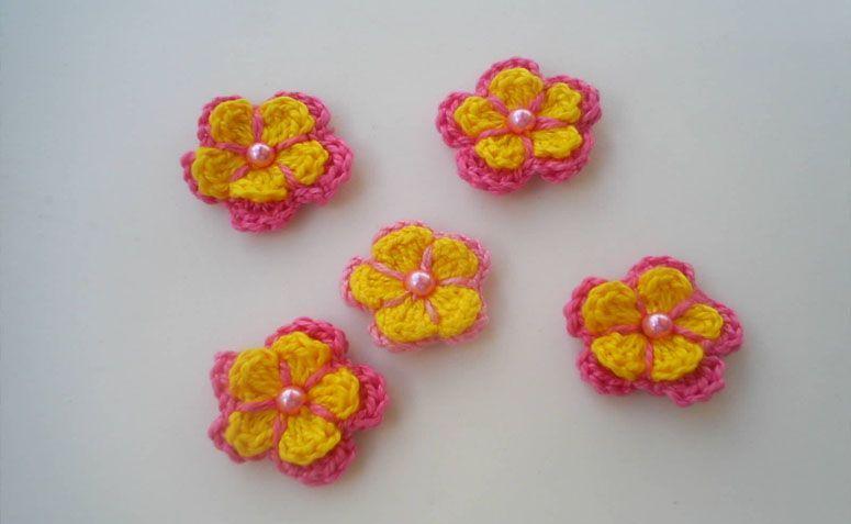 Flores de crochê amarela e rosa por R$3,00 no <a href="http://www.elo7.com.br/flor-de-croche/dp/459BA8#pso=up&osbt=b-o&df=d&fatc=1&ss=0&sv=0&uso=d&fvip=1&hsn=0&smk=0" target="blank_">Elo7</a>