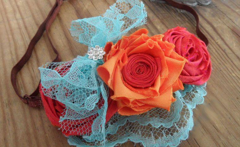 Headband com flores por R$14,79 <a https://www.etsy.com/pt/listing/81545150/fabric-flower-headband-tutorial-no-sew?ref=market" target="_blank">Etsy</a>