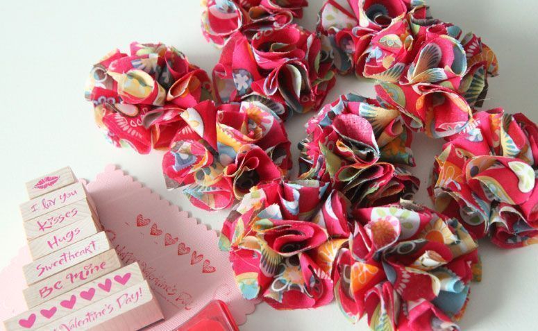 Foto: Reprodução / <a href="http://thenghiems.com/2015/45-cute-fabric-valentine-day-craft-ideas/cute-fabric-valentine-day-craft-ideas-with-fabric-flower-barettes/" target="_blank">Theng Hiem</a>