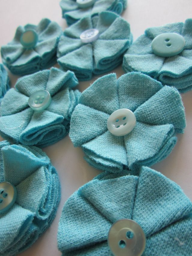 Foto: Reprodução / <a href="https://chicenvelopements.wordpress.com/2012/03/18/diy-fabric-flowers/" target="_blank"> Chic Envelopements</a>