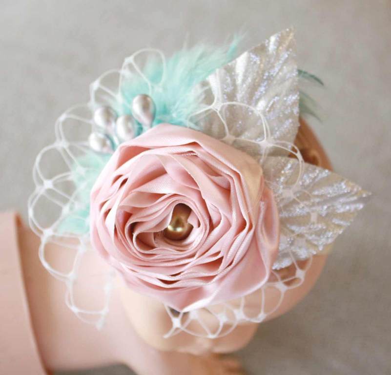 Foto: Reprodução / <a href="http://www.jewelboxballerina.com/how-to-make-a-fabric-flower-elastic-baby-headband-with-feathers-and-birdcage-veil-tutorial/" target="_blank"> Jewel Box Ballerina</a>