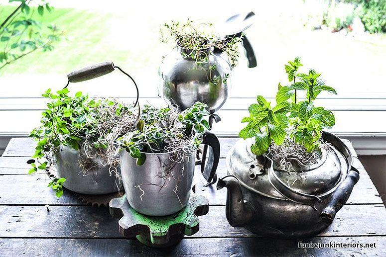 Foto: Reprodução / <a href="http://www.funkyjunkinteriors.net/2012/06/herb-garden-old-kettle-style.html" target="_blank">Funky Junk Interiors</a>