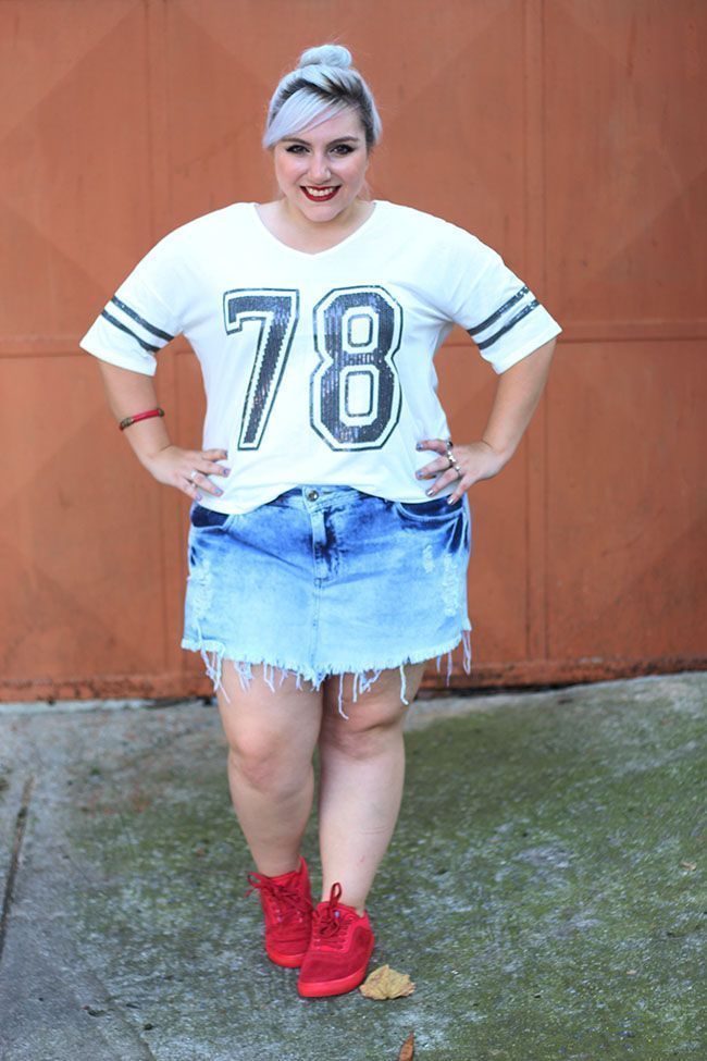 Foto: Reprodução / <a href="http://juromano.com/looks/look-plus-size-com-tenis-e-short-jeans-desafio-ano" target="_blank">Ju Romano</a>