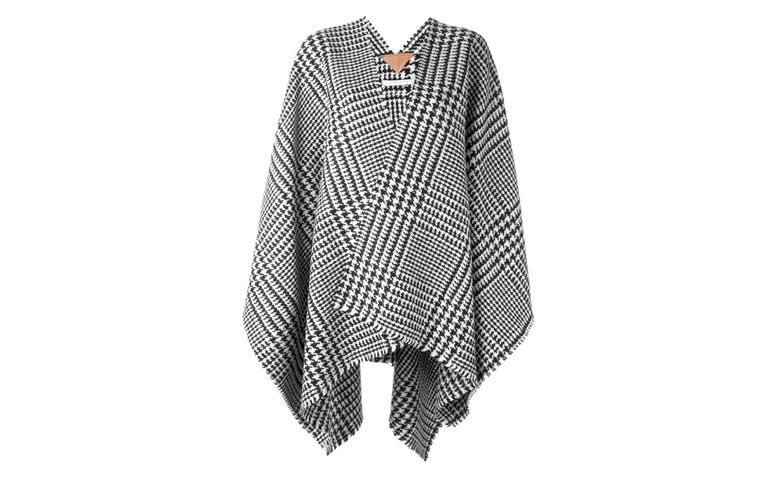 Poncho estampado por R$1.850,00 na <a href="http://ad.zanox.com/ppc/?29469493C40749417&ULP=[[https://www.farfetch.com/br/shopping/women/ermanno-gallamini-poncho-com-padronagem-pied-de-poule-item-11597939.aspx?storeid=9044&from=search&ffref=lp_pic_35_2_?utm_source=zanox&utm_medium=link&utm_campaign=deeplink_generator]]" rel="nofollow" target="blank_">Farfetch</a>