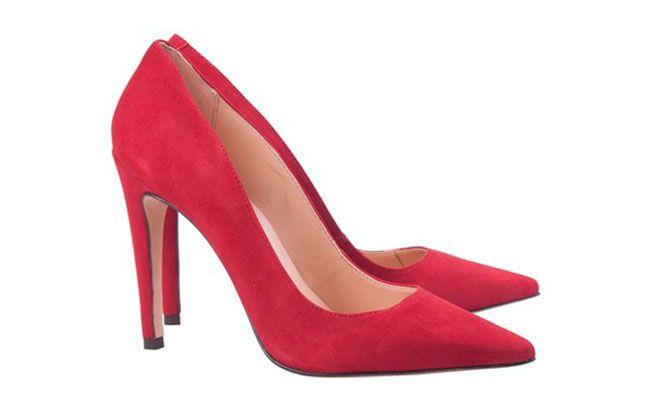 Scarpin de camurça vermelho por R$379 na <a href="http://loja.luizabarcelos.com.br/scarpin-salto-alto-vermelho-1269.aspx/p" target="blank_">Luiza Barcelos</a>