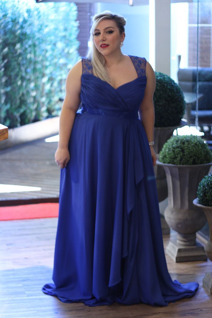 Foto: Reprodução / <a href="http://juromano.com/looks/vestido-de-festa-plus-size-para-formaturas-casamentos-e-ano-novo" target="_blank">Ju Romano</a>