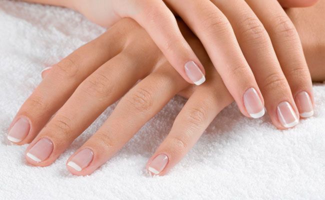 Como clarear unhas manchadas por esmalte de cor escura