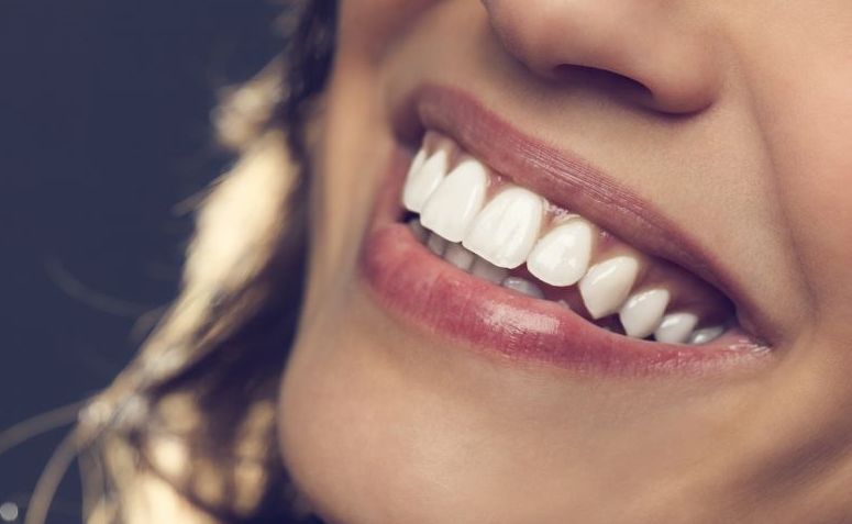 Como clarear os dentes em casa: 7 métodos caseiros eficazes