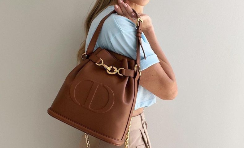 20 looks com bolsa saco: aprenda a usar esse acessório prático