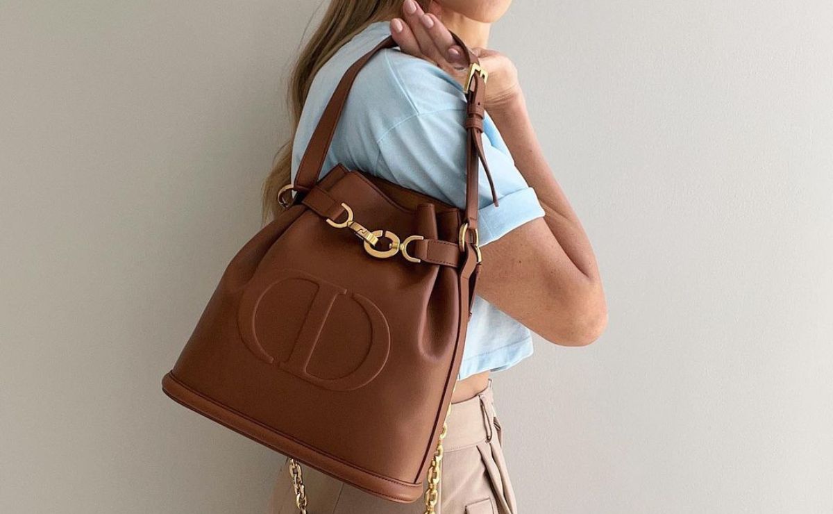 20 looks com bolsa saco: aprenda a usar esse acessório prático