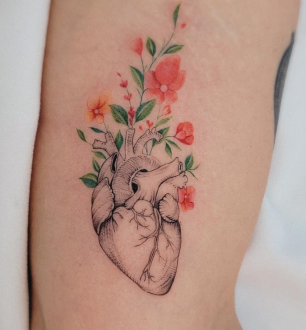 Tatuagem de coração: amor e emoção pulsando na pele