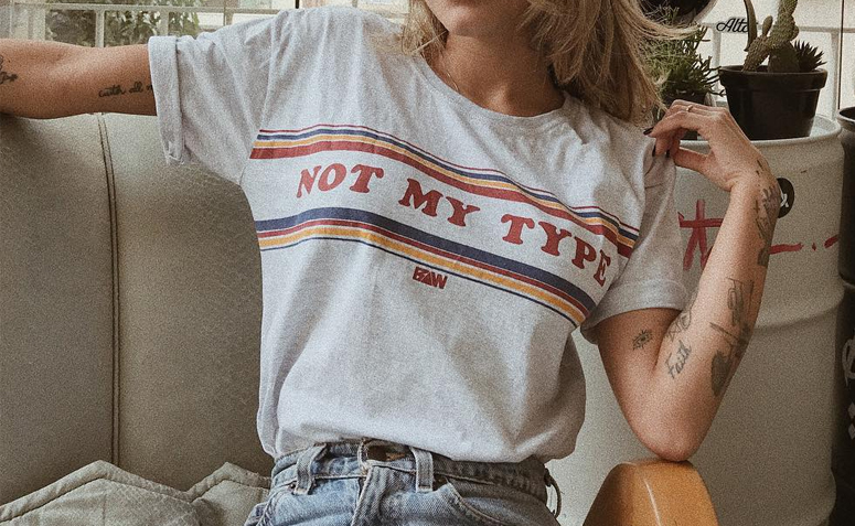 Camiseta vintage: 20 looks que provam como essa peça é cool