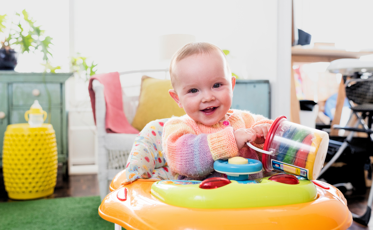 Andador de bebê é recomendado? Pediatra esclarece dúvidas