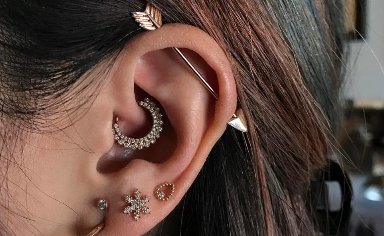 Piercing transversal: dicas, cuidados e modelos para apostar