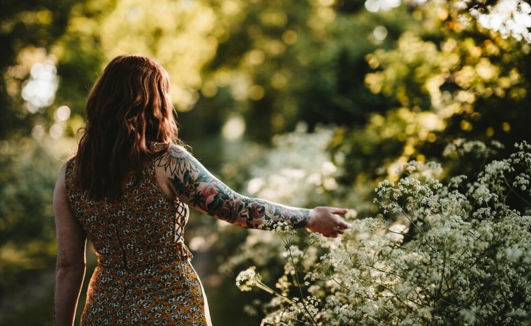 Tatuagem de flor no ombro: 65 inspirações para se apaixonar