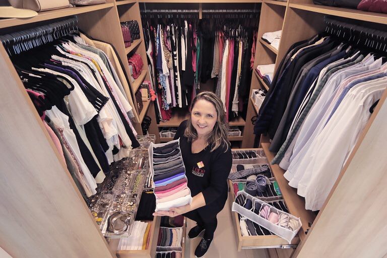 Dicas práticas e eficientes de como organizar o guarda-roupa