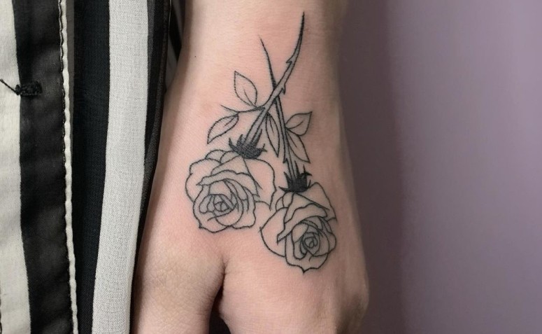 60 ideias de tatuagem de flor na mão para te convencer a fazer a sua