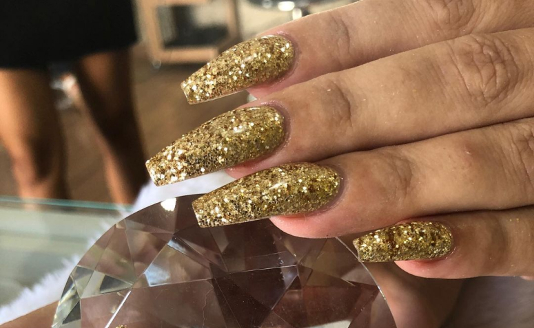 35 fotos de unhas douradas glamourosas e 5 tutoriais incríveis