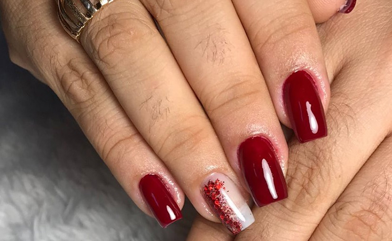 30 sugestões de unhas encapsuladas vermelhas para arrasar com essa novidade