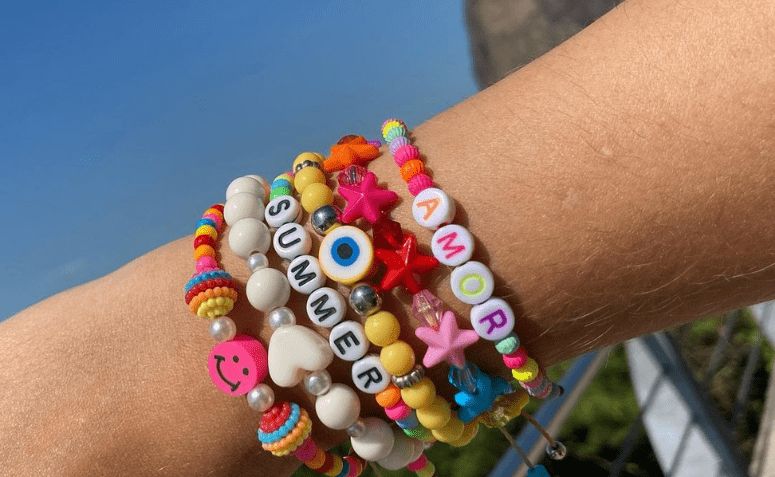 30 ideias de pulseiras de miçangas que vão te fazer aderir à tendência