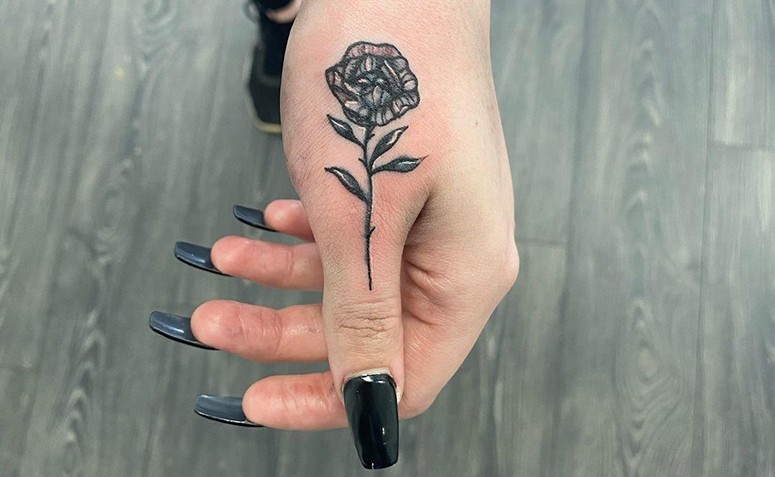 40 fotos de tatuagem rosa na mão que esbanjam encanto