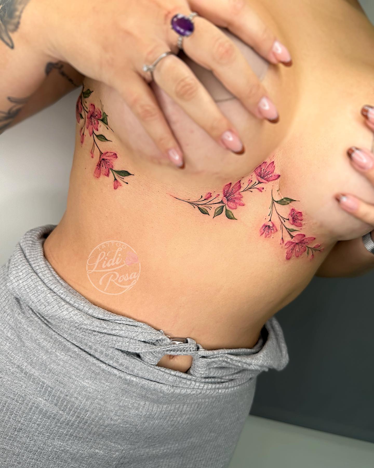 tatuagem entre os seios