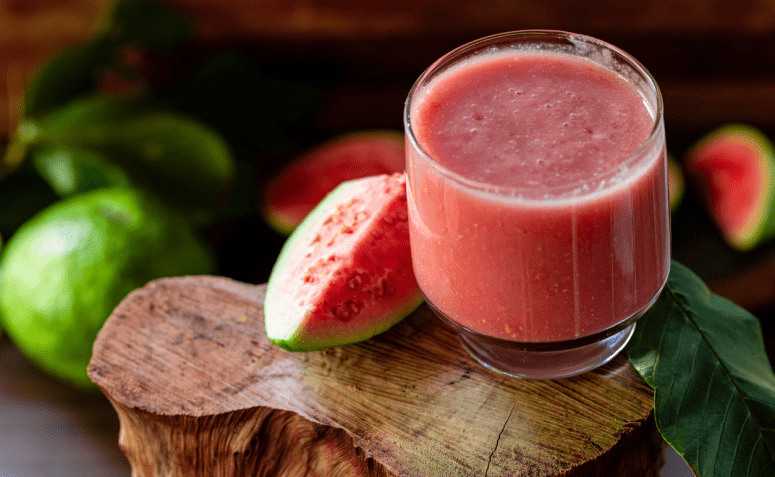 8 receitas de suco de goiaba para aproveitar os benefícios que a fruta oferece