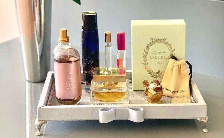 30 ideias de bandeja para perfumes que vão deixar tudo bem organizado