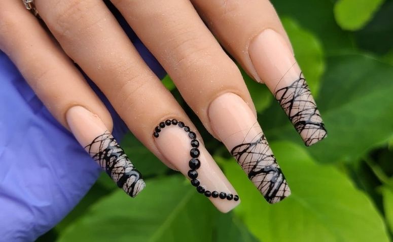 30 fotos de unhas nude com preto perfeitas para quem quer elegância