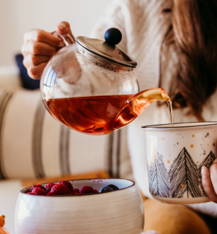 O chá para descer menstruação realmente funciona?