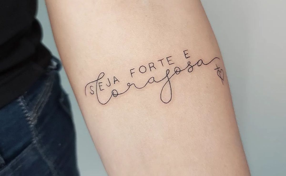 Tatuagem seja forte e corajosa: 30 maneiras de eternizar a frase