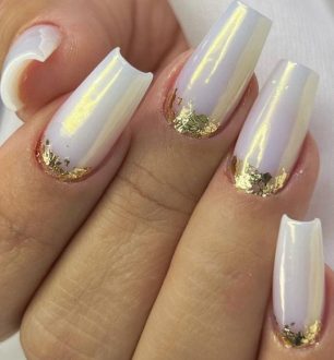 Unhas de noiva: destaque a mão da aliança com personalidade e estilo