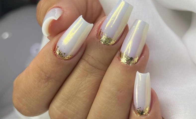 Unhas de noiva: destaque a mão da aliança com personalidade e estilo