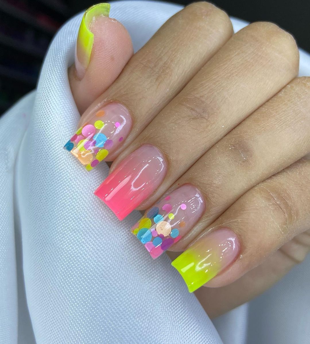 unhas neon para o carnaval