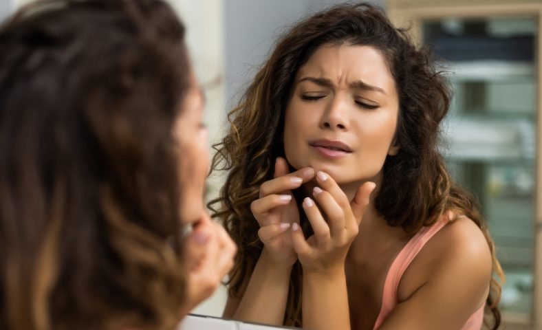 Saiba como lidar com uma espinha inflamada