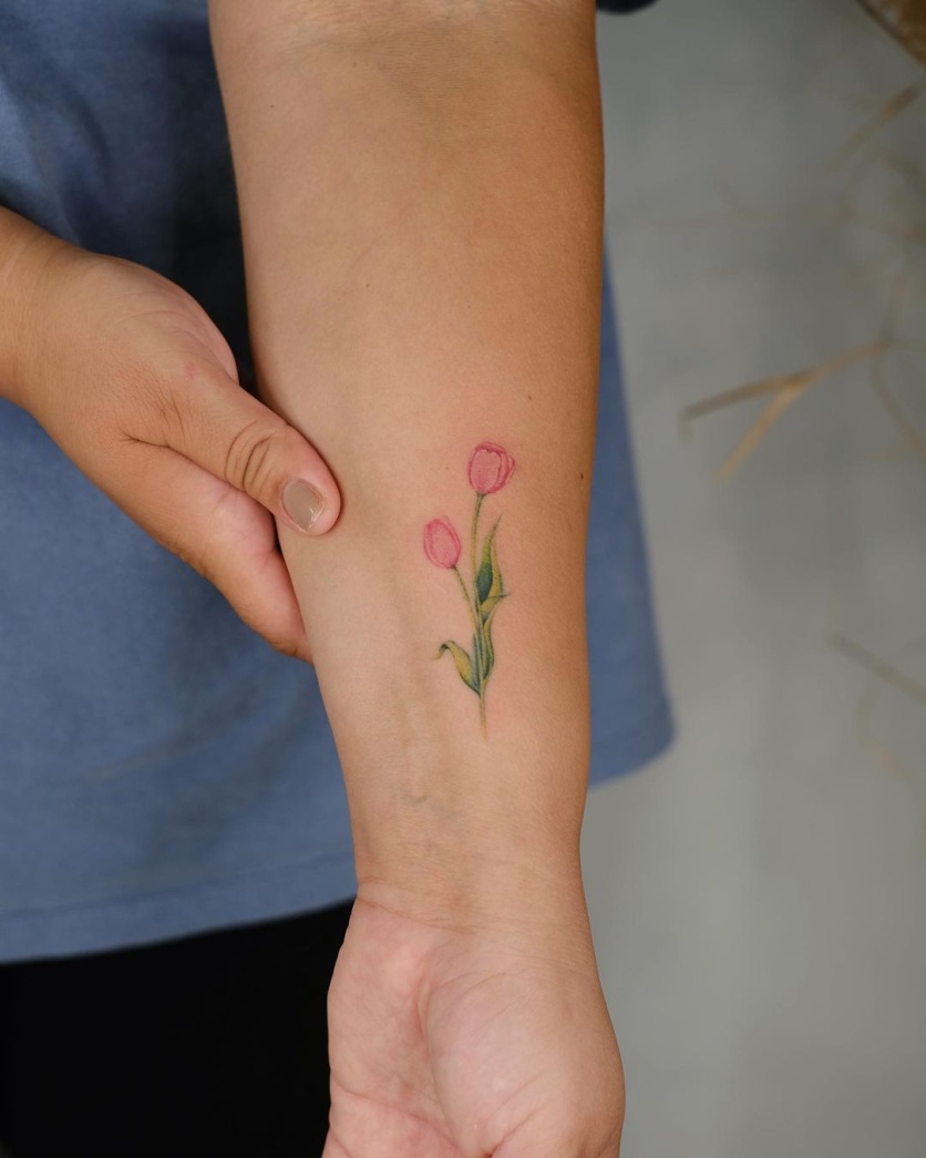 tatuagem de flores delicadas