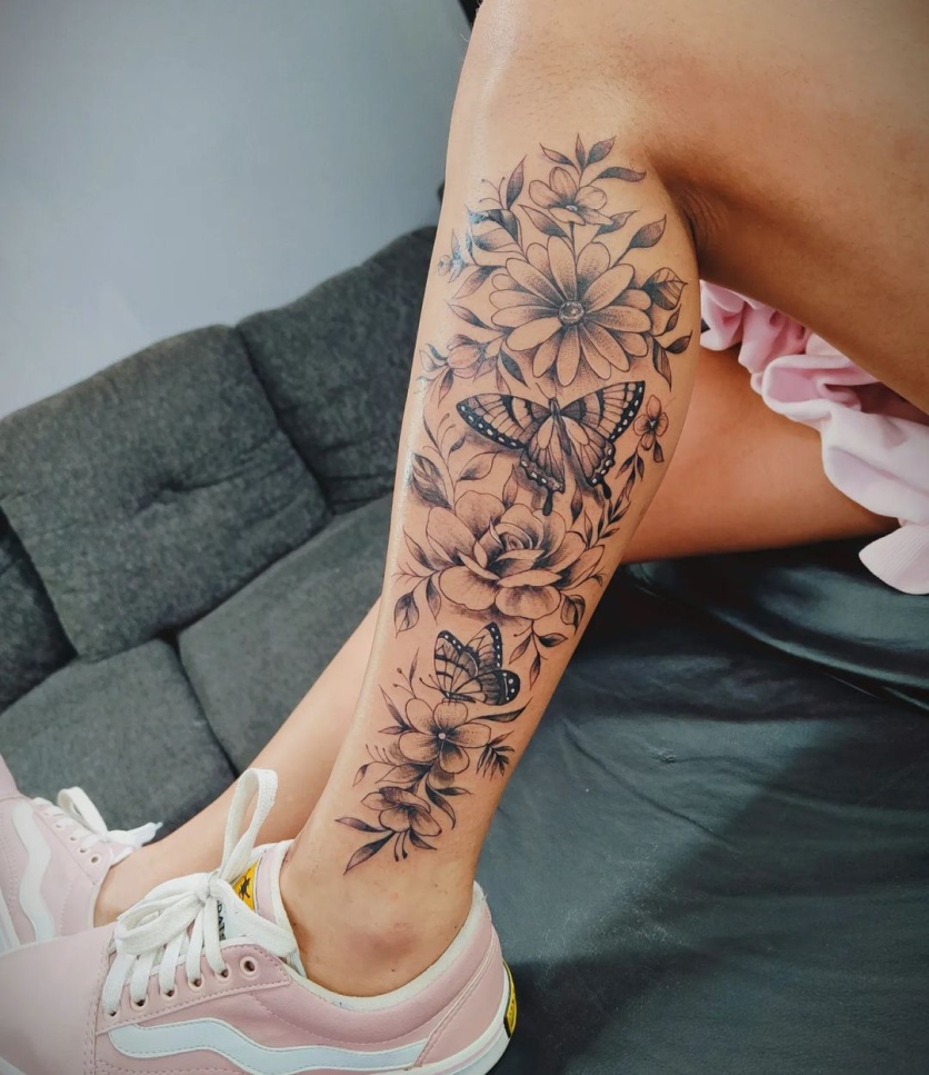 tatuagem de flores na perna