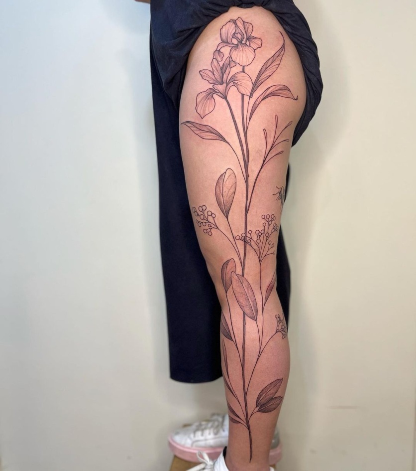 tatuagem de flores na perna